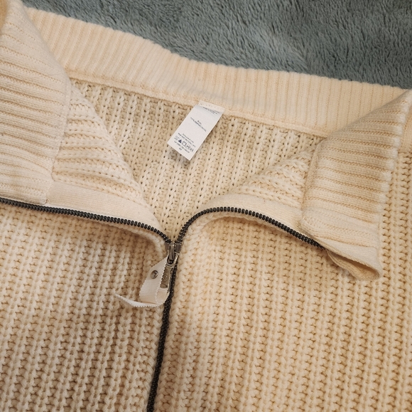 lululemon athletica Accessories - Lululemon Falling Freely Neck Warmer Cream knit scarf with zipper